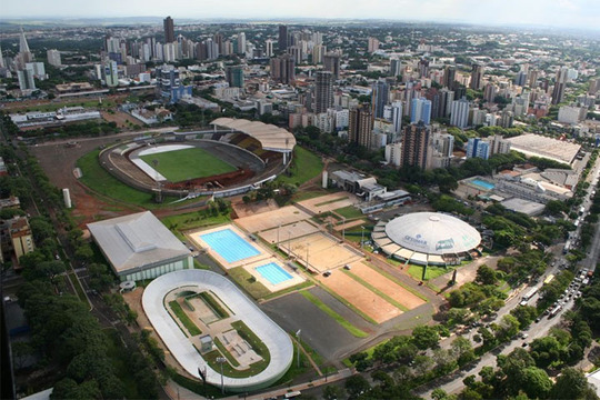 Imagem aérea de um estádio de futebol na Zona 7, em Maringá.
